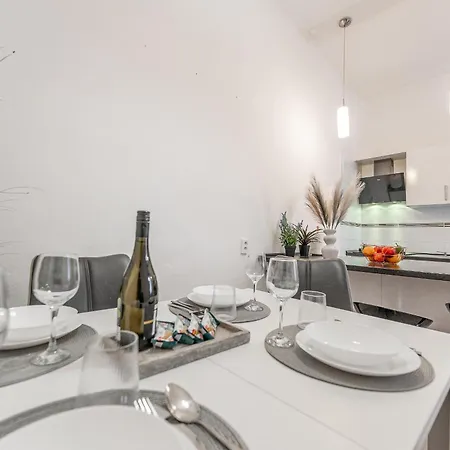Appartamento Puskinova 100m2 6 Beds Center