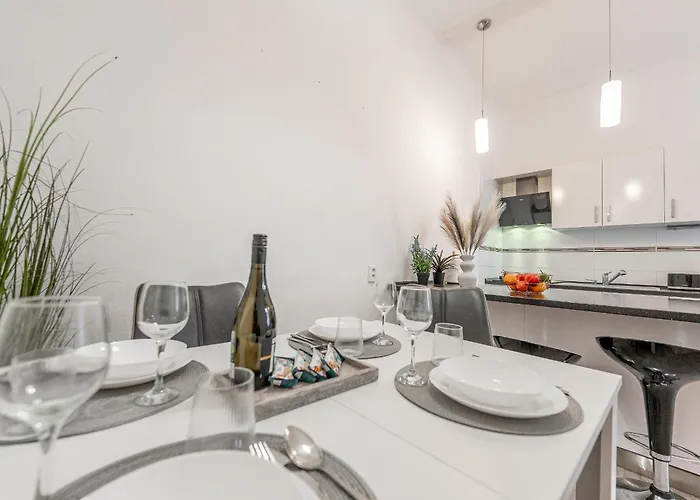 Apartment Puskinova 100m2 6 Beds Center